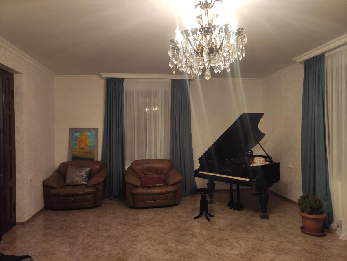 Rustavi Guest House ภายนอก รูปภาพ