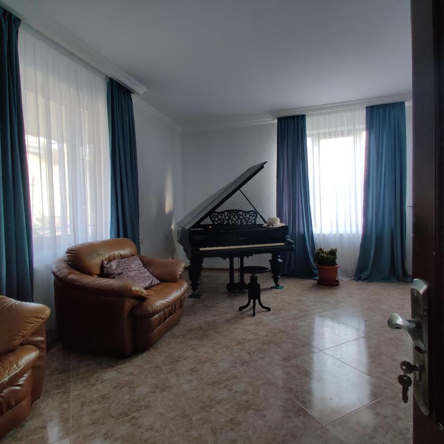 Rustavi Guest House ภายนอก รูปภาพ